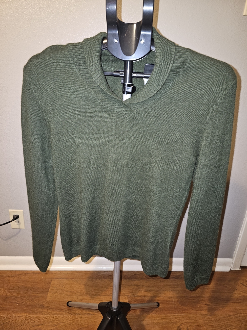 Women's Olive Green V-Neck Cashmere Sweater